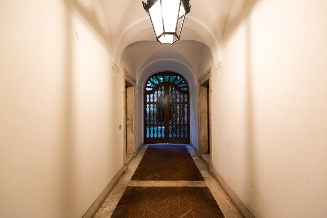 Chic And Style In Historical Via Giulia Apartment Rome Exterior photo